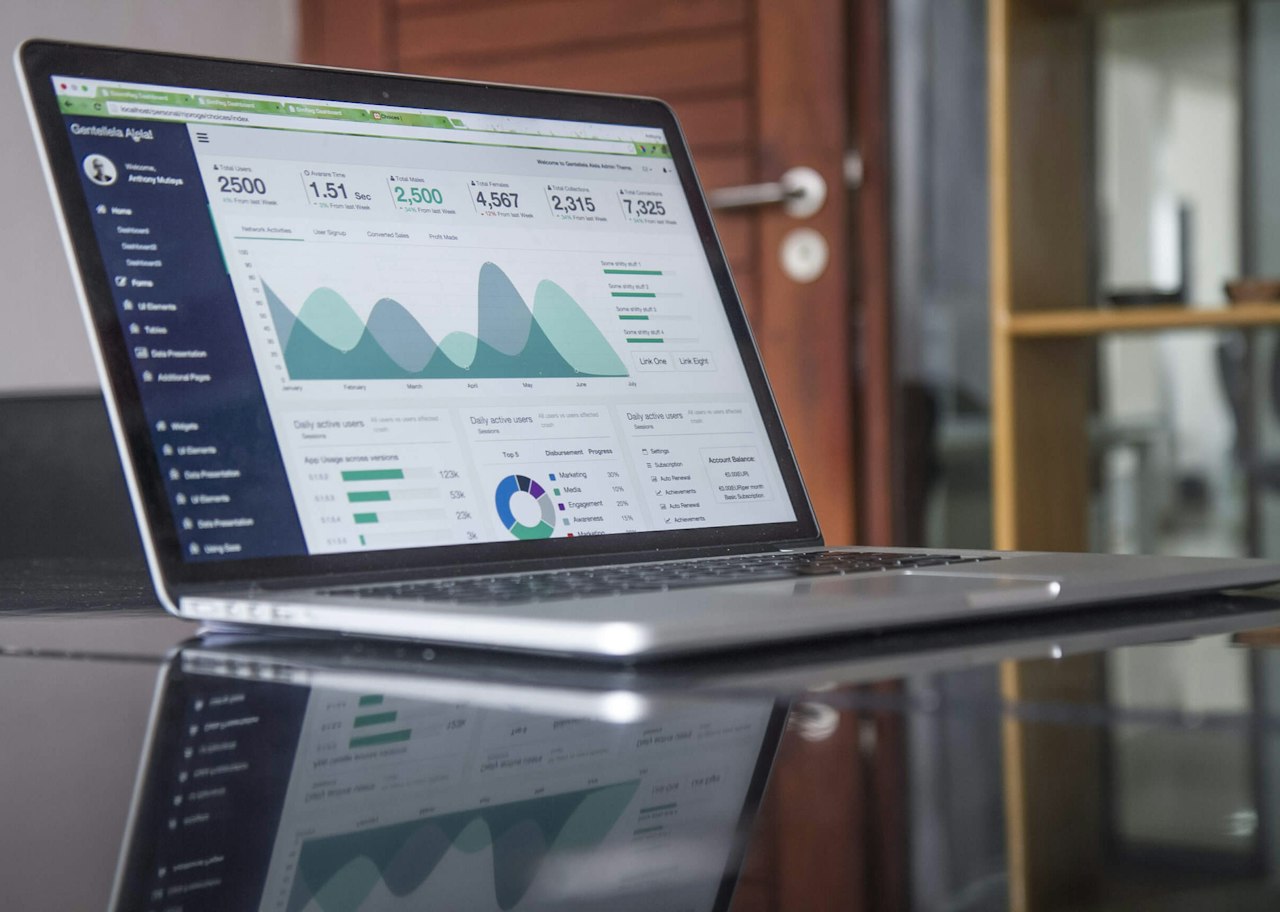 Laptop mit Diagrammen — symbolisch für datenbasierte Szenarioarbeit
